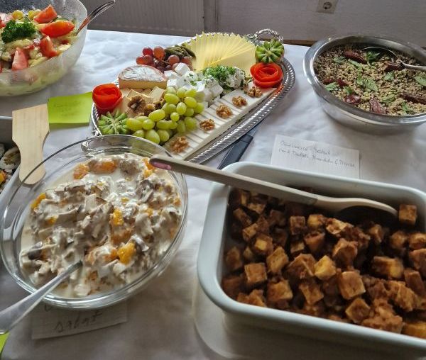 <h2>Lasst euch von der Vielfalt veganen Essens überraschen!</h2><div class='slide-content'></div>