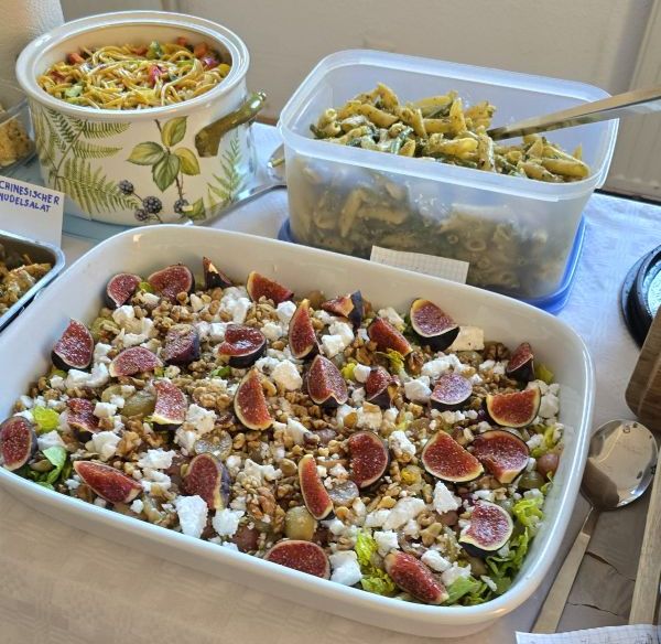<h2>Wie kannst du mitmachen?</h2><div class='slide-content'>Wenn du dabei sein möchtest, schreibe uns! Gib uns Bescheid mit wem du kommen möchtest und plane schon einmal, was du leckeres Veganes mitbringst :) 
</div>